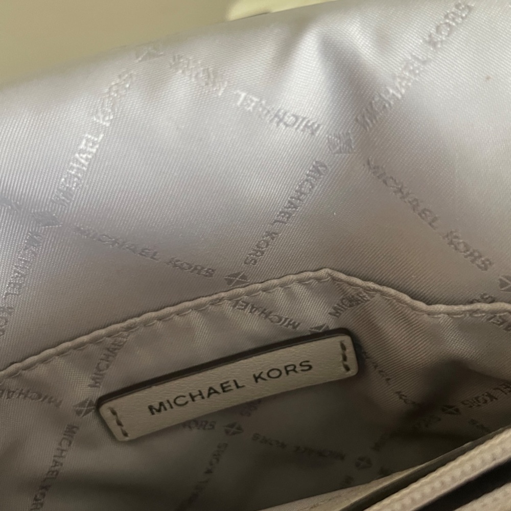 Michael Kors Model: Peyton Quilted Cement Color Crossbody with Gunmetal Chain - Picture 3 of 15
